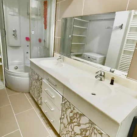 Apartament Spatios Iris Pana La 8 Persoane Lägenhet