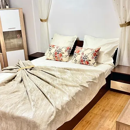 Apartament Spatios Iris Pana La 8 Persoane